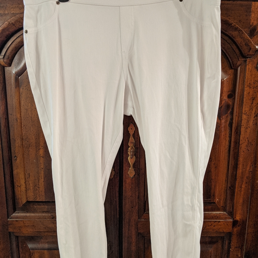 White cropped pants